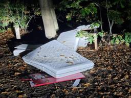 Spullen van kinderkamer gedumpt op militair oefenterrein (foto: politie Dongen-Gilze en Rijen).