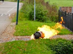 Gasfles vat vlam tijdens wegbranden onkruid
