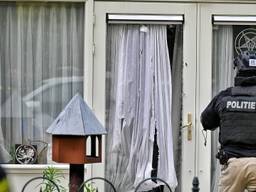 Politie voor het huis waar de man zich verschanste (foto: Toby de Kort/Persbureau Heitink).