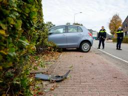 Vrouw gewond nadat ze met auto in voortuin crasht