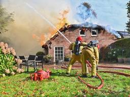 Grote brand in rieten kap maakt woning onbewoonbaar