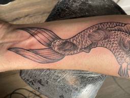 In de tatoeage zijn ook de vingerafdrukken van de kinderen verwerkt (foto: Barry).