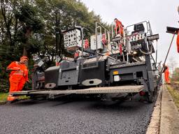 Nieuw asfalt dat achter uit Asphalt Recycling Train komt (foto: Jan Peels).