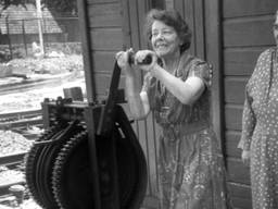 Spoorwachter Dina, beter bekend als Tante Treintje (foto: Cuijks Archief).