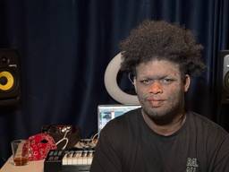 Anneudy Gonzalez (AG Blaxx) in zijn studio deze zomer. Hier was hij nog niet begonnen met de behandeling (foto: Megan Hanegraaf).