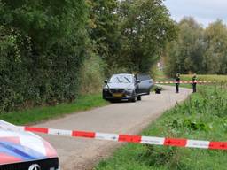 In een auto aan de Loerangelsestraat in Boxmeer is maandagavond een overleden man gevonden.
