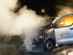 Drie auto's vlogen die avond kort na elkaar in brand op verschillende plekken in het dorp.