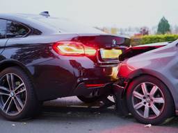 Auto's botsen op elkaar, twee gewonden naar het ziekenhuis