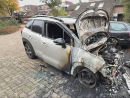 Drie auto's vlogen die avond kort na elkaar in brand op verschillende plekken in het dorp.