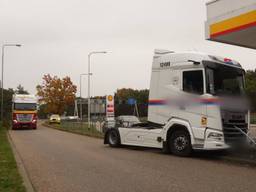 Vrachtauto raakt vangrail bij tankstation