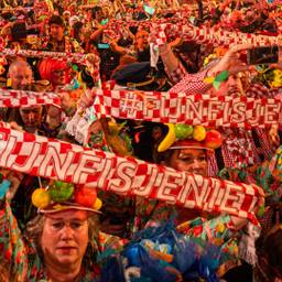 Hoogtepunten van 3 Uurkes Vurraf. Voor de vijfendertigste keer vanaf het Stadhuisplein in Eindhoven. De enige echte aftrap van carnaval 2024. Drie uur lang alle carnavalshits van dit seizoen. Presentatie: Jordy Graat.