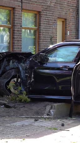 Auto tegen huis