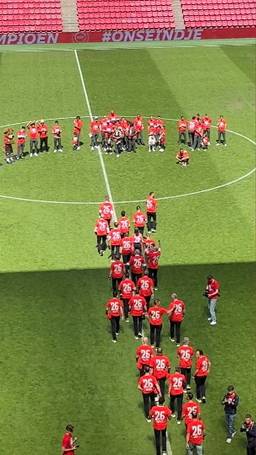 Spelers gehuldigd in stadion