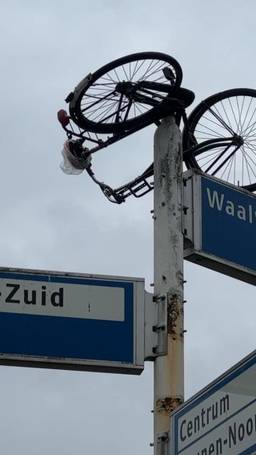 Fiets bovenop rotonde
