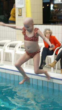 Isa haalt zwemdiploma