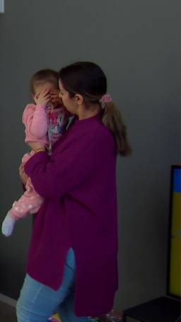 Gezin in hotel na brand