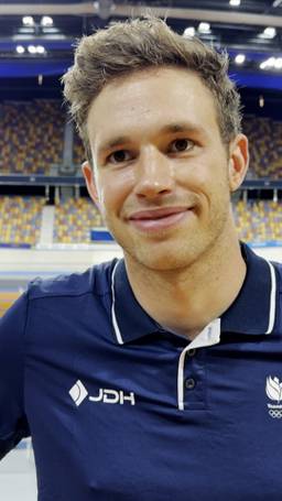 Harrie trapt fiets stuk