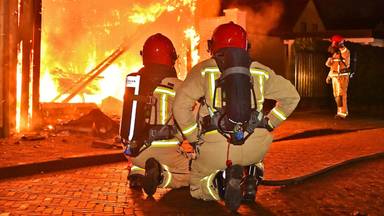 De brandweer bestreed de brand in Valkenswaard (foto: Rico Vogels/SQ Vision).