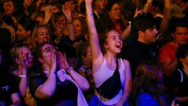 Publiek bij Guus Meeuwis (foto's : Lobke Kapteijns).