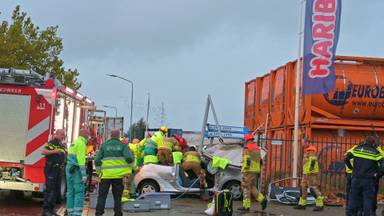 Man uit auto bevrijd na botsing met palen