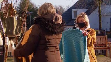 Medewerkster helpt een klant graag op straat.