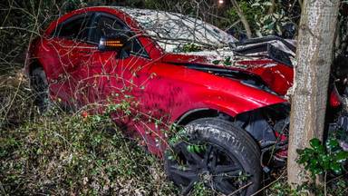 Auto crasht en belandt in bosjes langs Meerveldhovensweg in Eindhoven