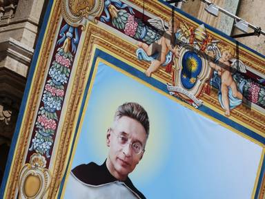 Bekijk hier de heiligverklaring van priester Titus Brandsma op het Sint-Pietersplein in Vaticaanstad 