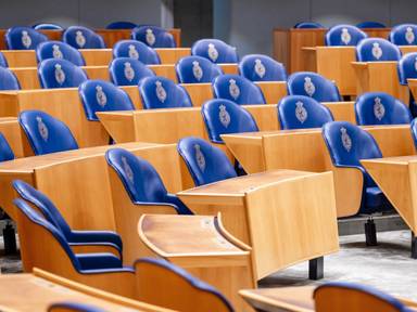 Lege stoelen in de plenaire zaal van de Tweede Kamer (Foto: ANP)