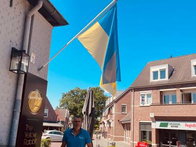 Peter van den Luitgaarden bij zijn vlag (Foto: René van Hoof)