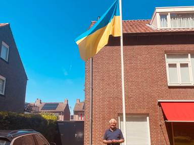 Hans bij zijn Oekraïense vlag (Foto: René van Hoof)