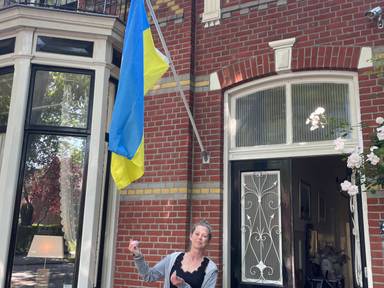Anita bij haar Oekraïense vlag (Foto: René van Hoof)