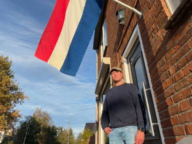 Wim Hollemans bij zijn huis in Moerdijk. (Foto: Omroep Brabant)