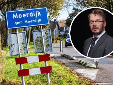 Een plaatsnaambord van Moerdijk. Inzet: hoogleraar Jacques Sluysmans (Foto: ANP / Van Der Feltz Advocaten.)