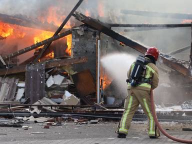 Gewonde na explosie en felle brand bij gebouw in Son