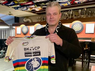 Ricardo Rens met de regenboogtrui van Mathieu van der Poel uit 2015 (foto: Erik Peeters)