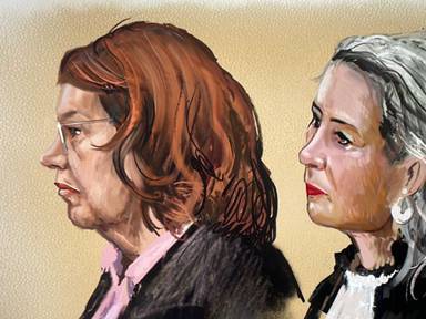 Yvon K. (links) tijdens haar proces in de rechtszaal met haar advocate (tekening: Eric Elich) 