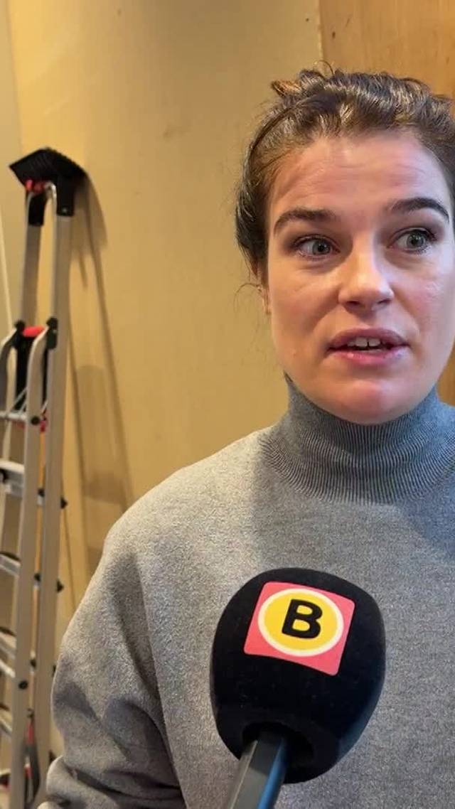 Auto rijdt kapperszaak binnen