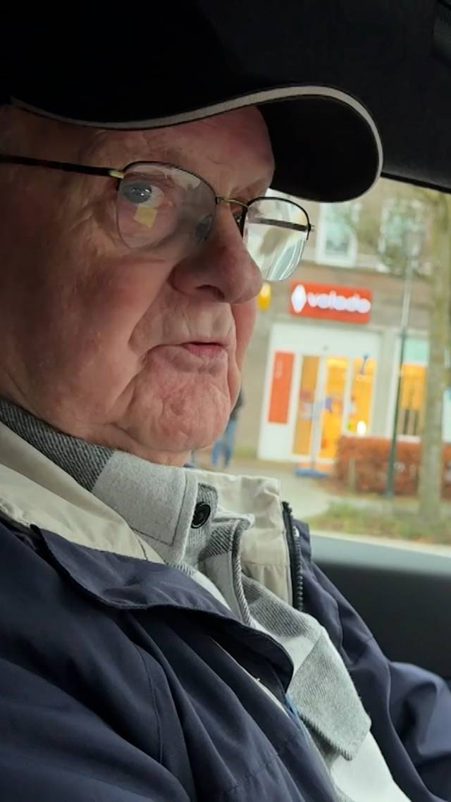 Bejaarde rijdt bejaarden rond