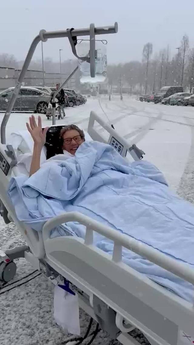 Sneeuwpret vanuit bed