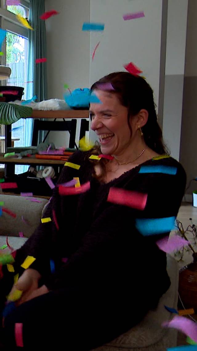 Zus verrast tweelingzus