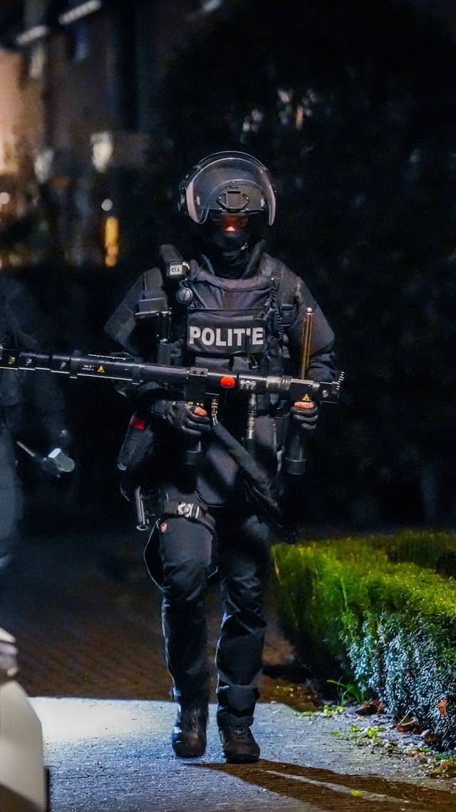 Politie valt huizen binnen