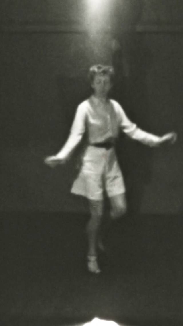 Roosje danst door oorlog