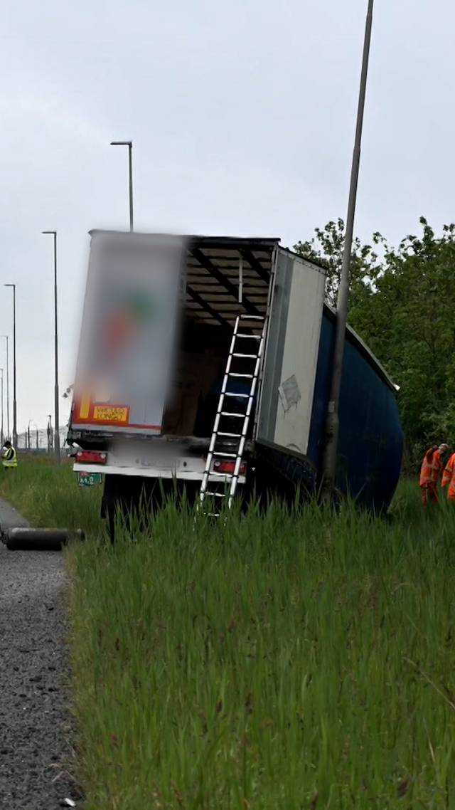 Trailer in de berm