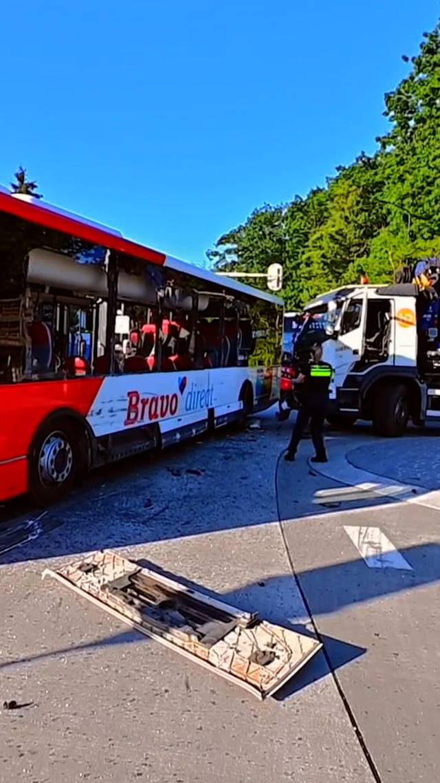 Vrachtwagen botst op bus