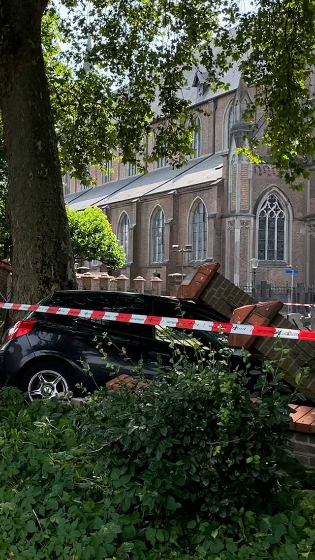 Auto crasht op kerkhof