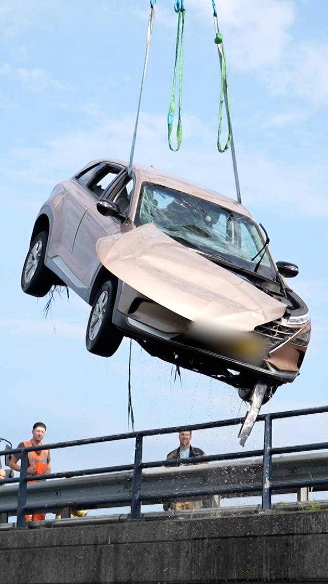 Auto rijdt kanaal in