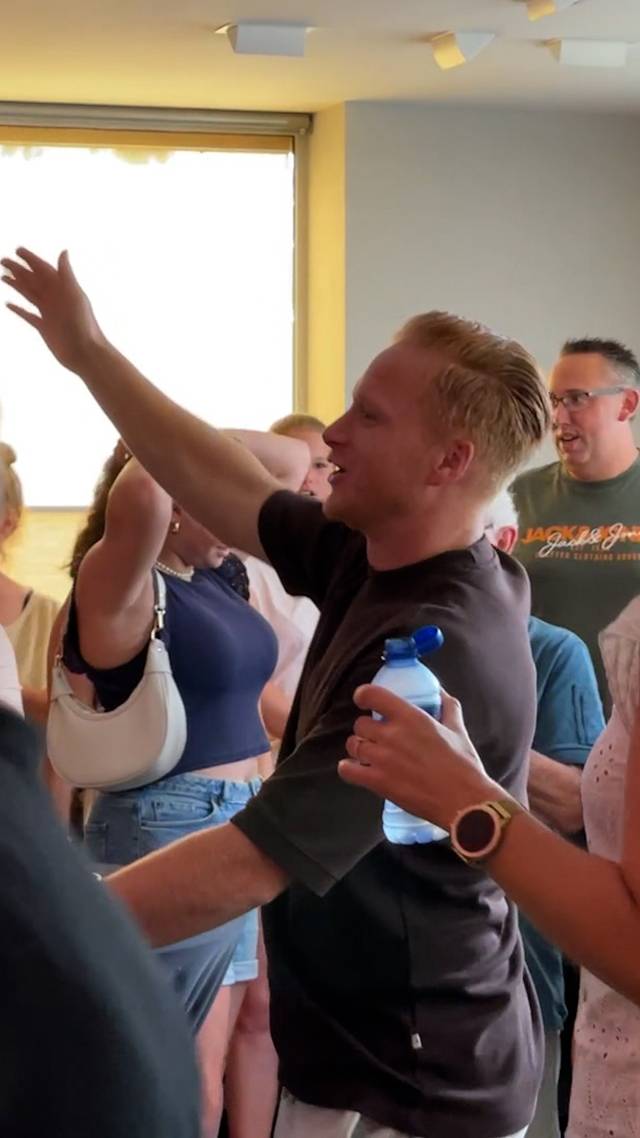 Raven bij het ontbijt