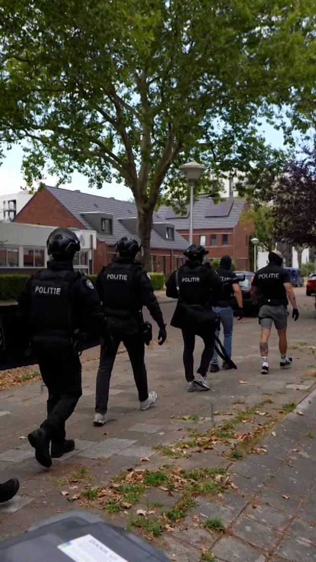 Politie valt binnen