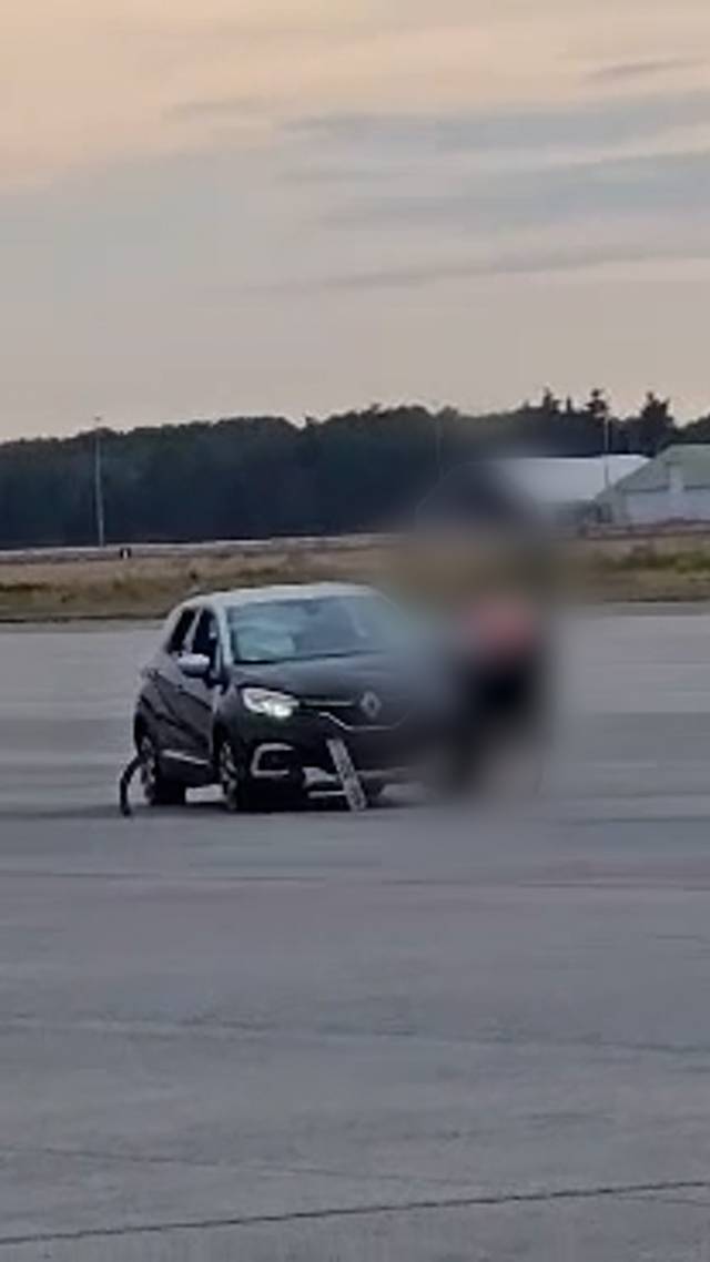 Naakte vrouw op vliegveld