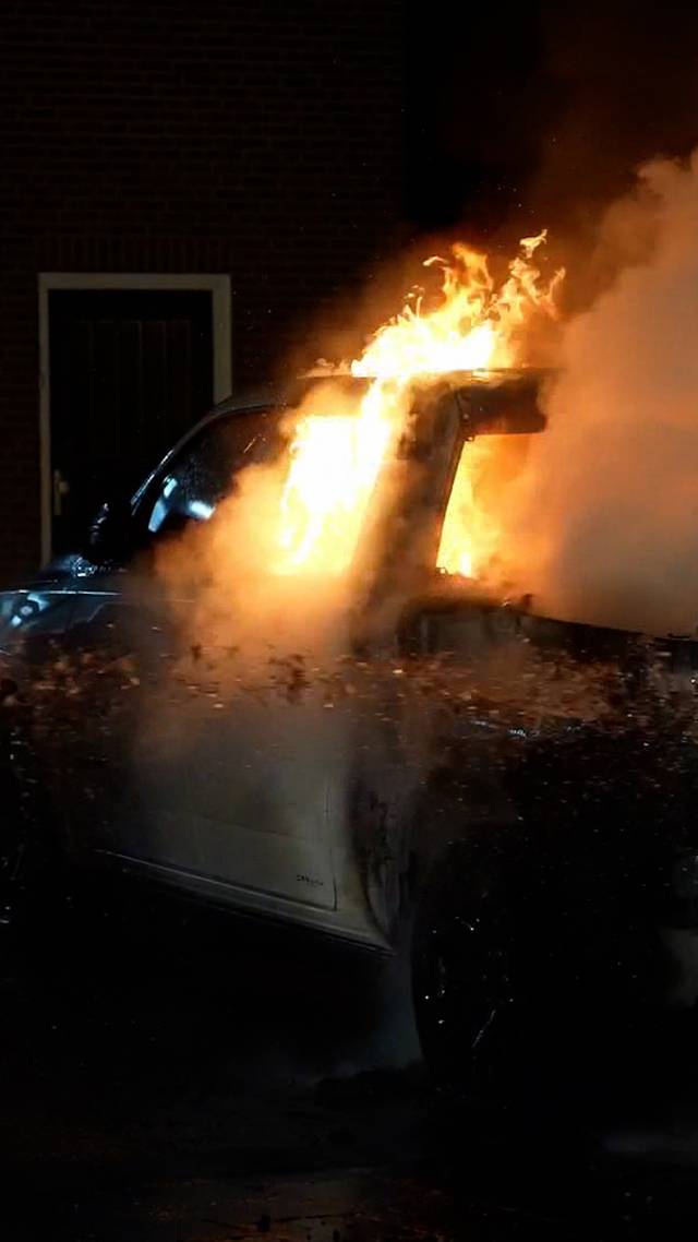 Wéér brand bij garage